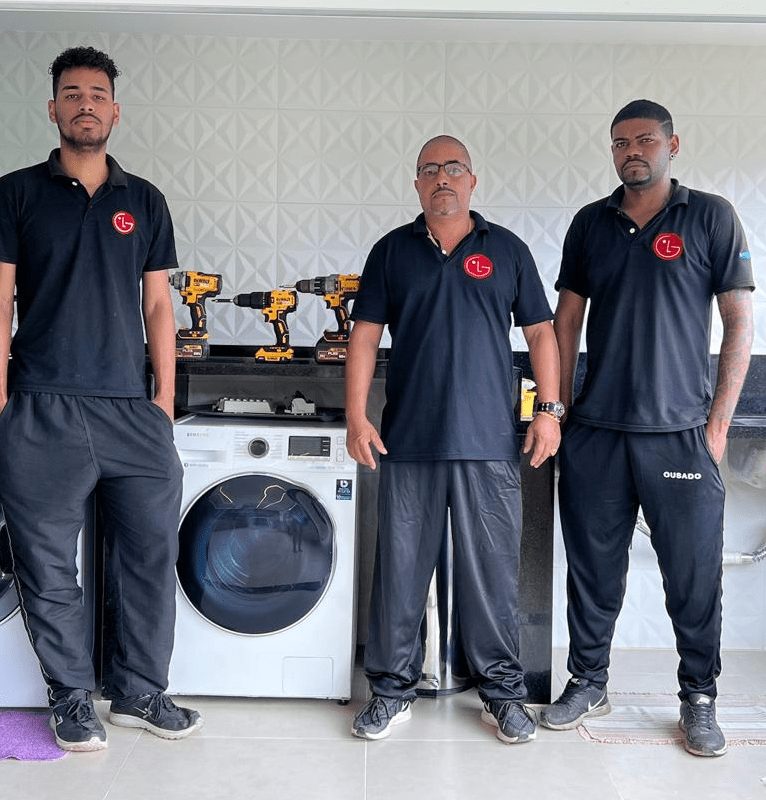 Marcelo e a equipe da Tecmarc, uniformizados, com ferramentas e uma lava e seca Samsung